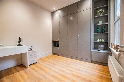 Room Manchester Road in Greater London