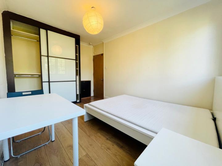 Flat Cottage Street in Greater London