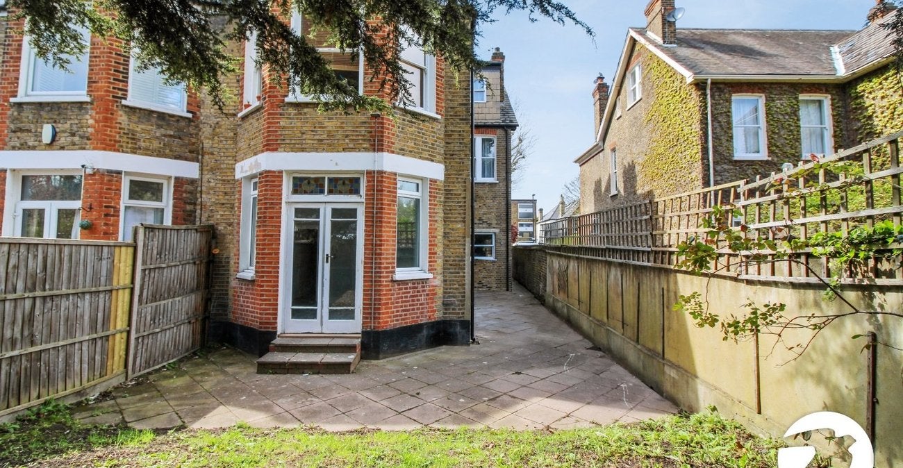 Flat Canadian Avenue in Greater London