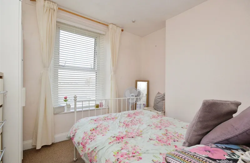 Flat Bayswater Road in Plymouth