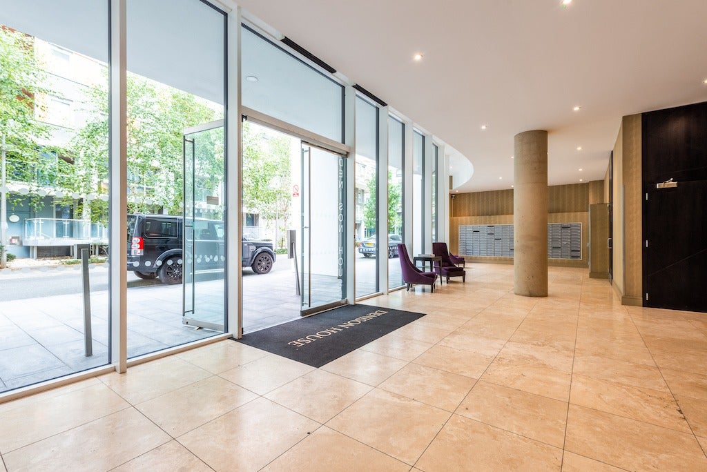 Flat Lanterns Way in Greater London