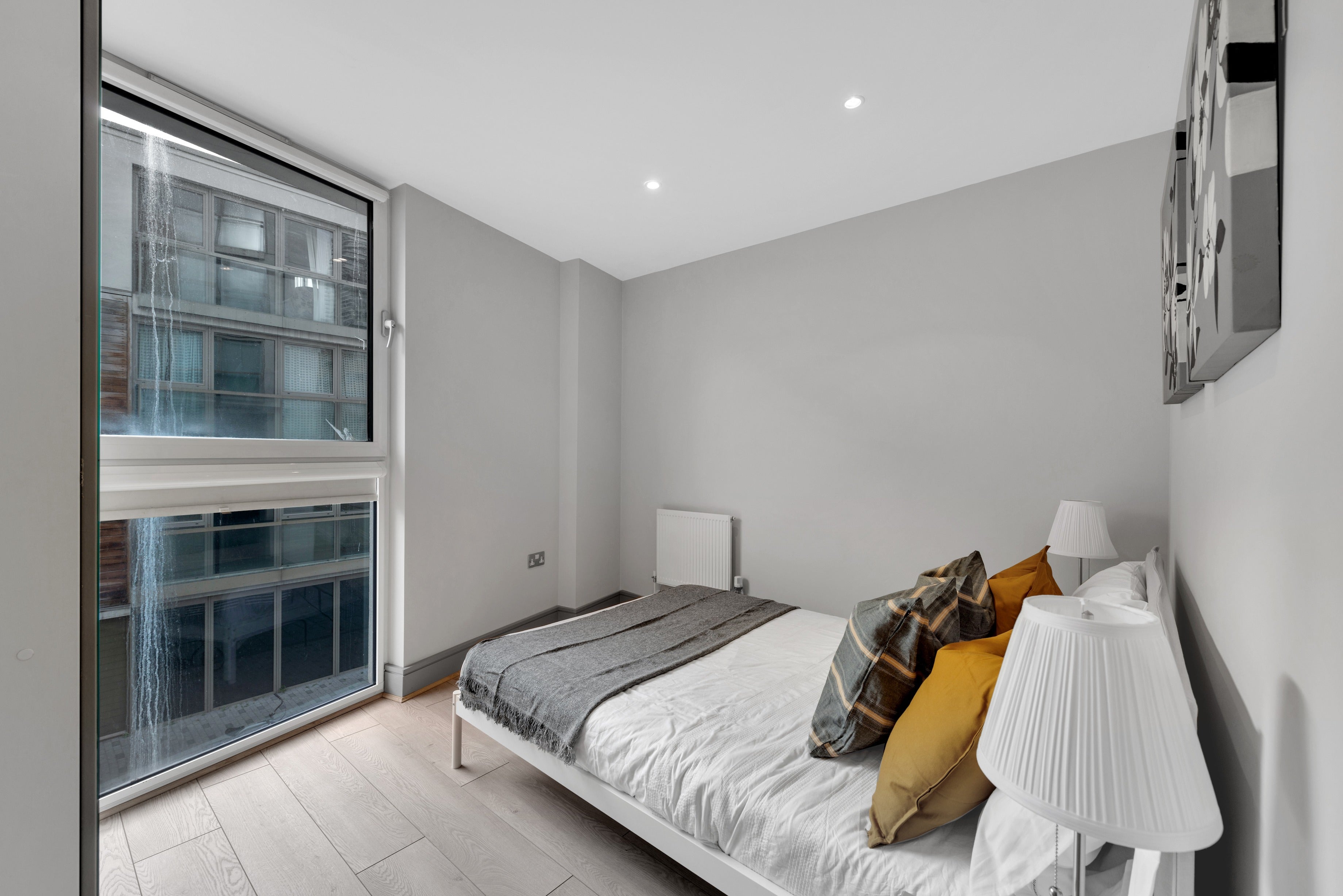 Flat Lanterns Way in Greater London