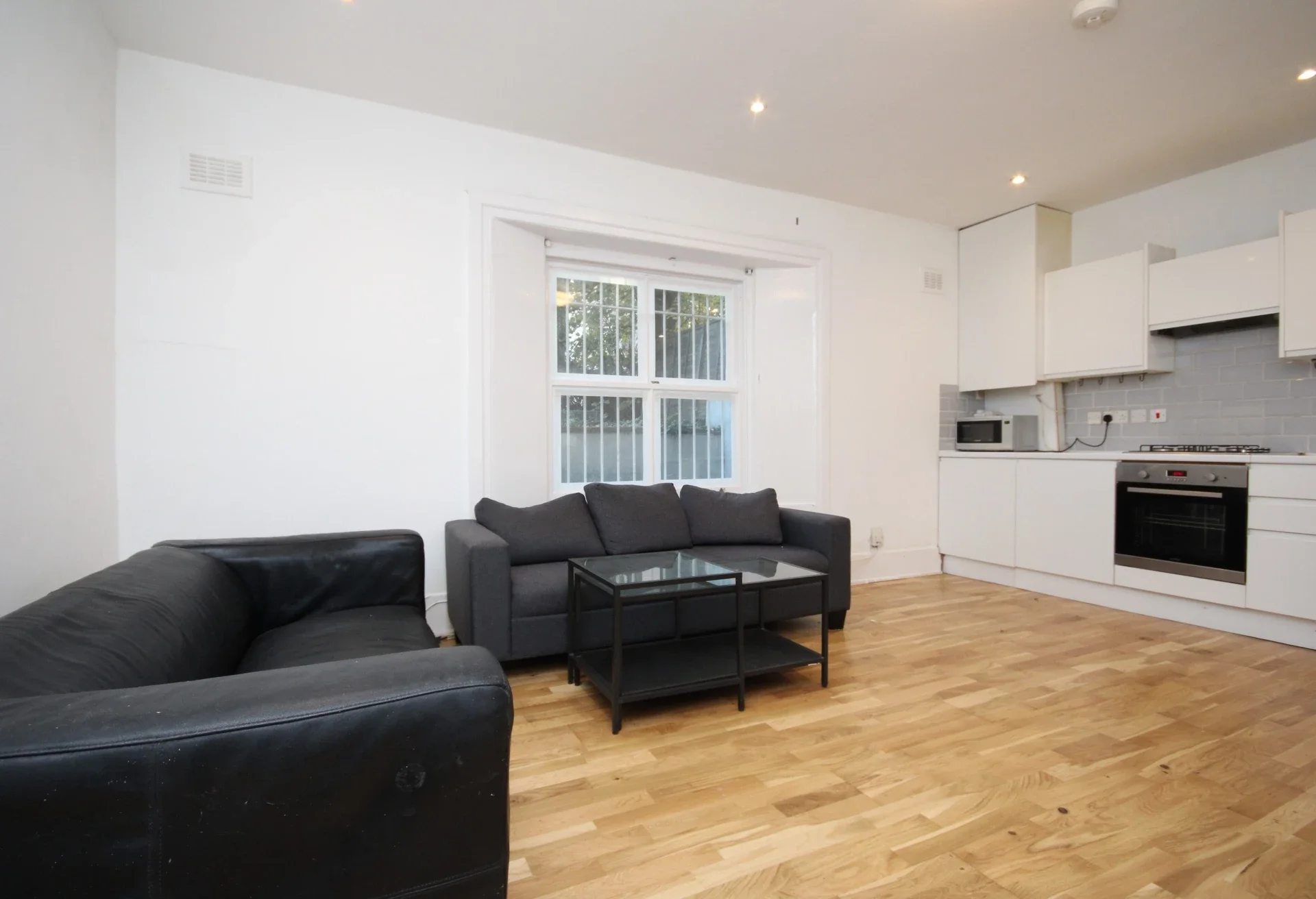 Flat Hartham Road in Greater London