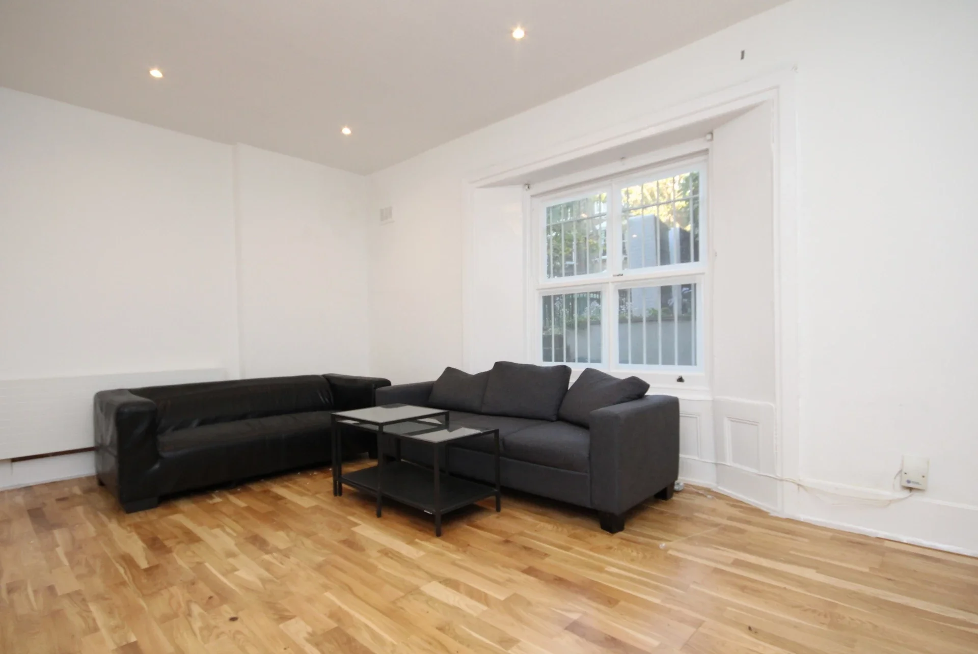 Flat Hartham Road in Greater London