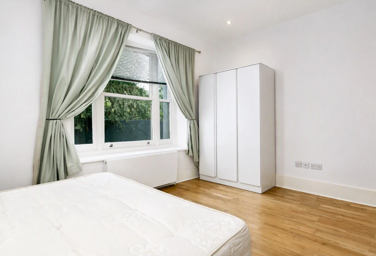 Flat Hartham Road in Greater London