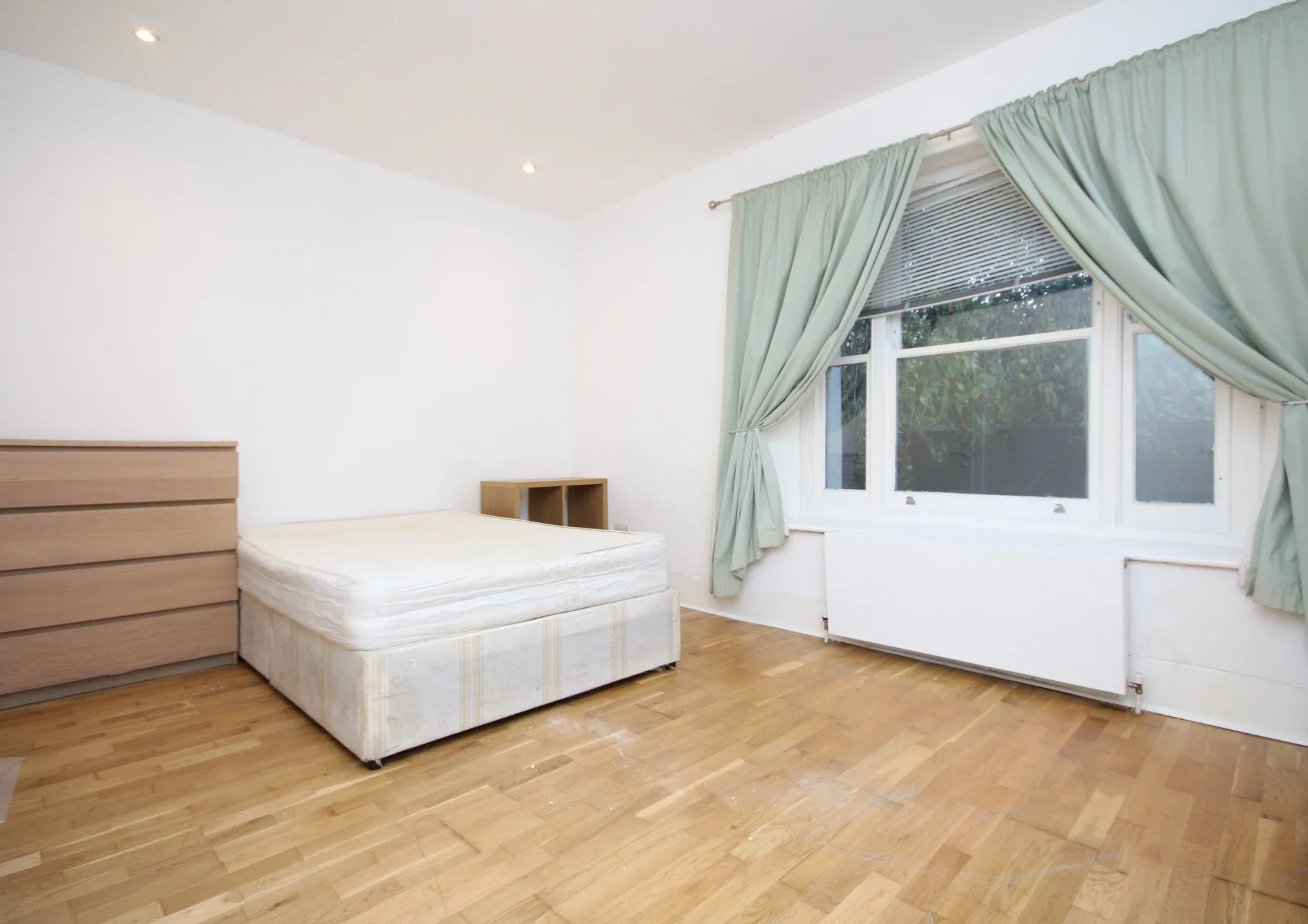 Flat Hartham Road in Greater London