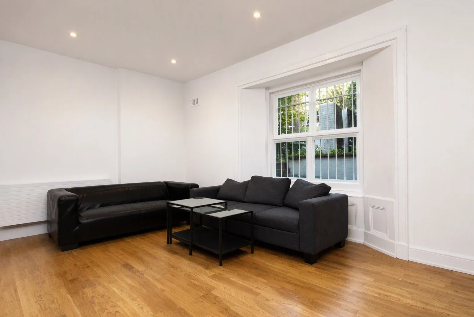 Flat Hartham Road in Greater London