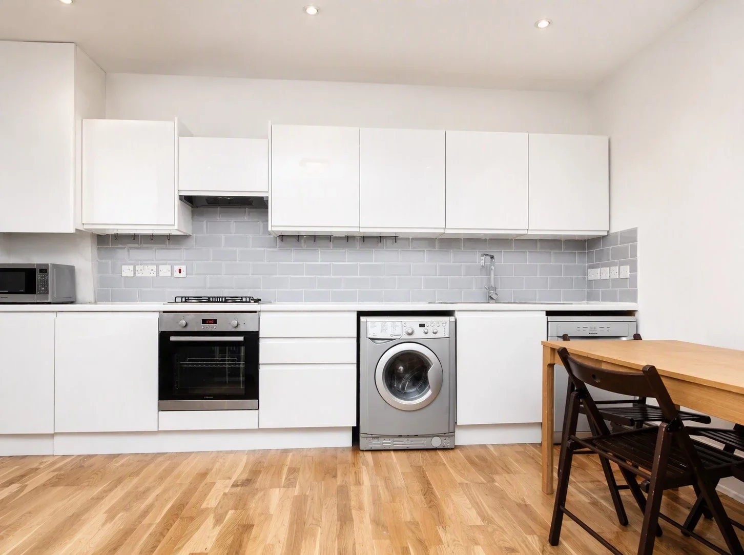 Flat Hartham Road in Greater London
