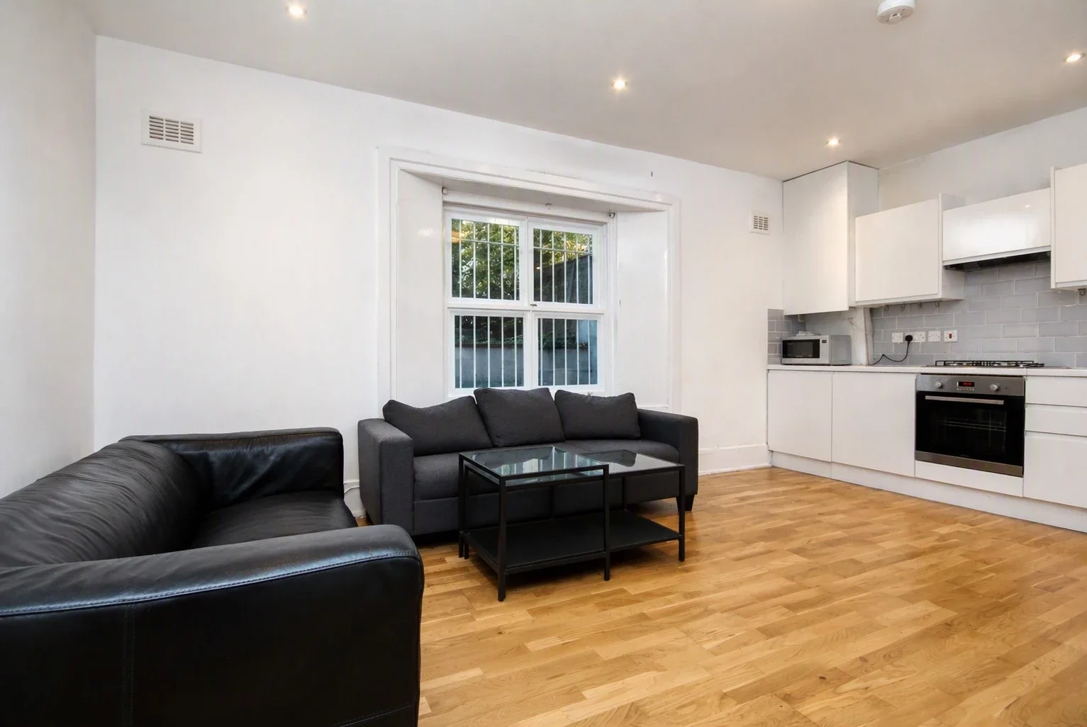 Flat Hartham Road in Greater London