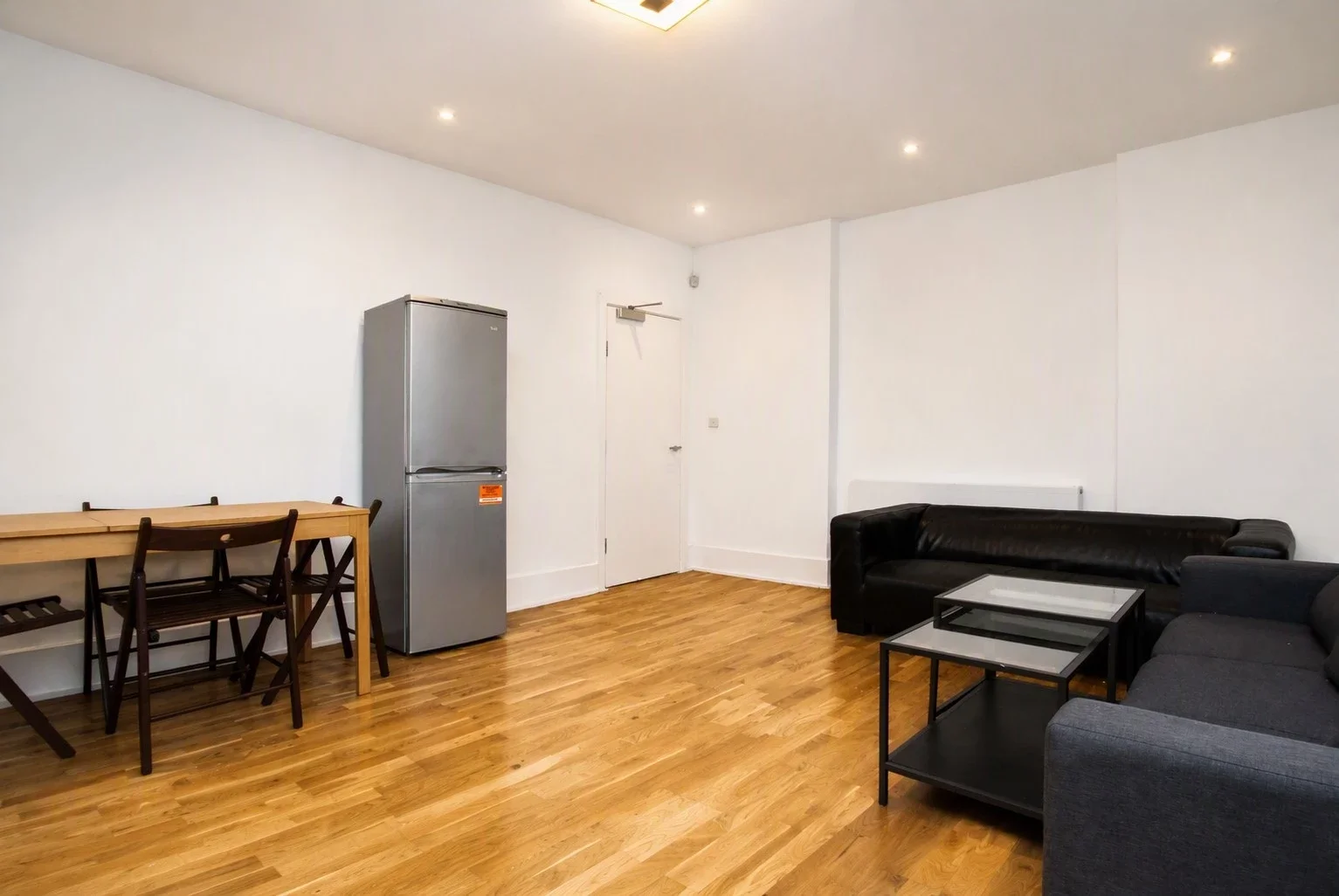 Flat Hartham Road in Greater London