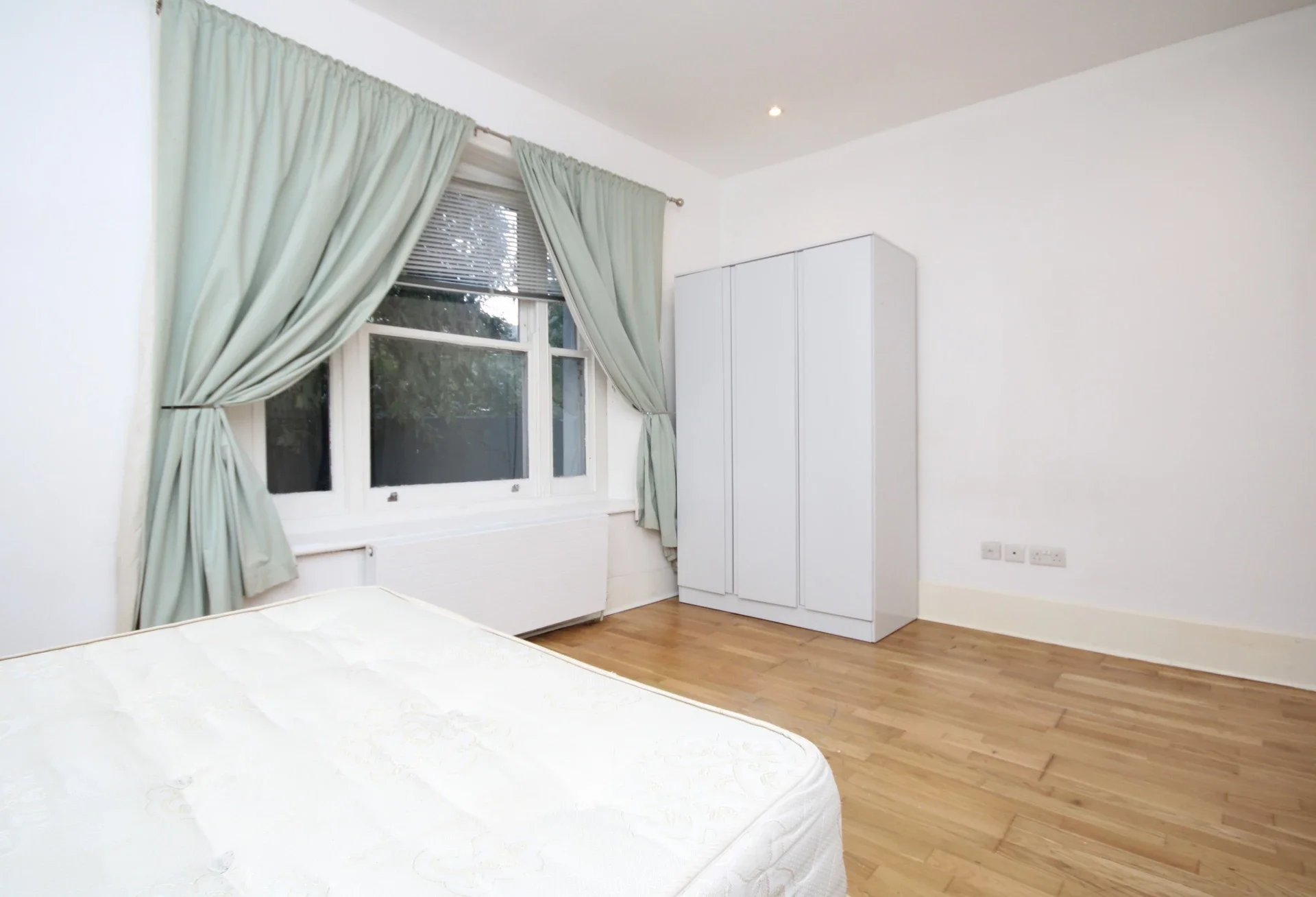 Flat Hartham Road in Greater London