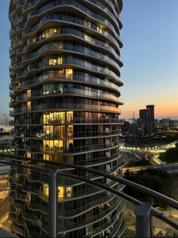 Flat Silvertown Way in Greater London