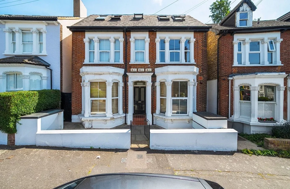 Flat High View Road in Greater London