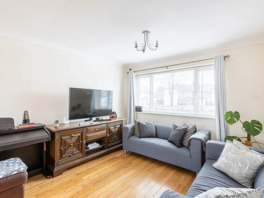 House Overbury Crescent in Greater London