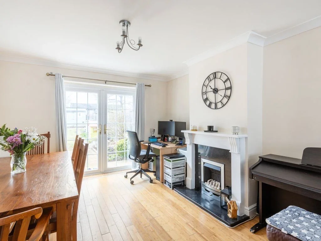 House Overbury Crescent in Greater London
