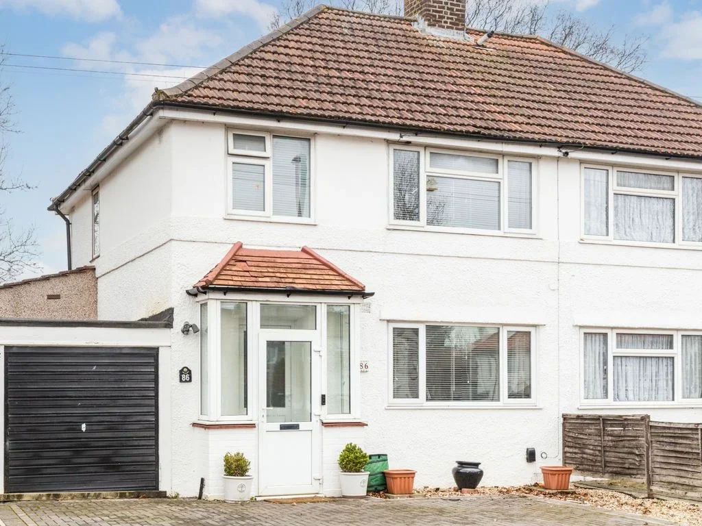 House Overbury Crescent in Greater London