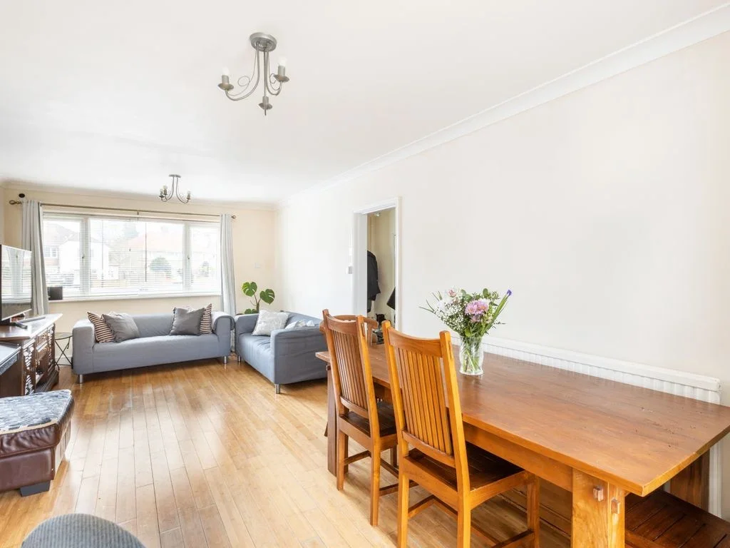 House Overbury Crescent in Greater London