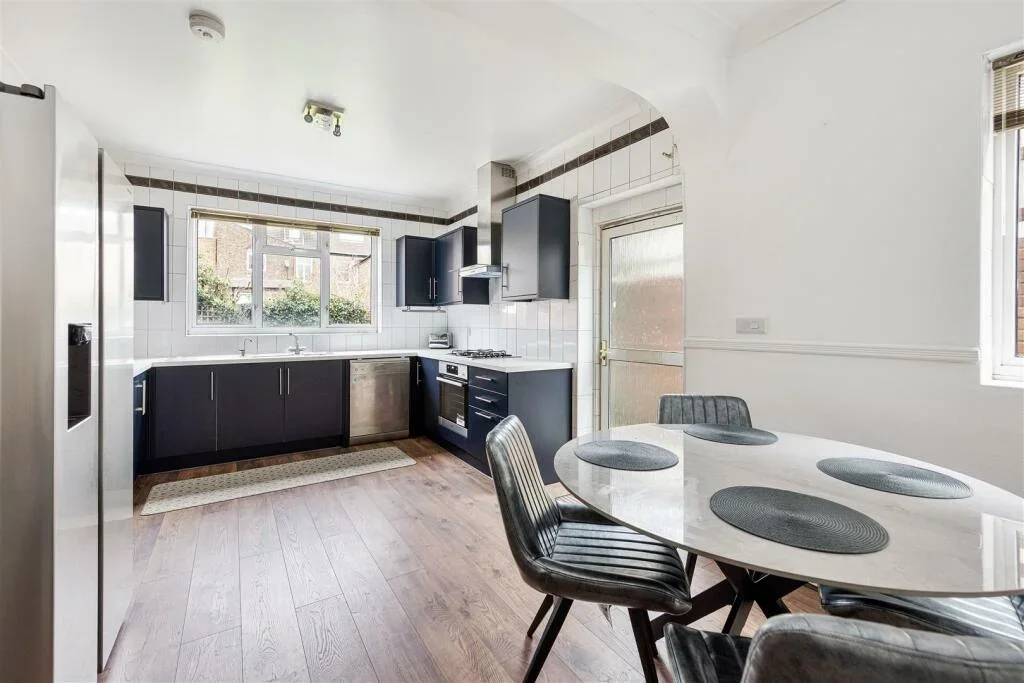 House Lonsdale Road in Greater London