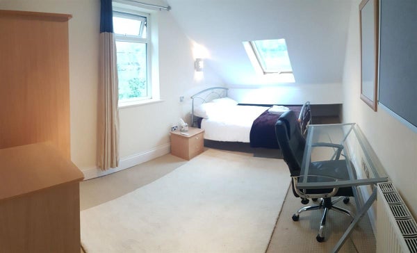 Flat Kingswood Road in Manchester