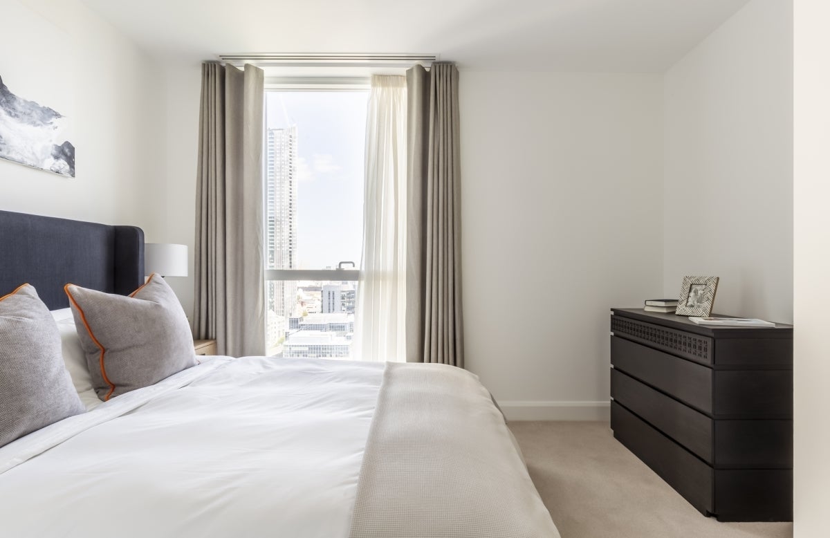 Flat Harbour Way in Greater London