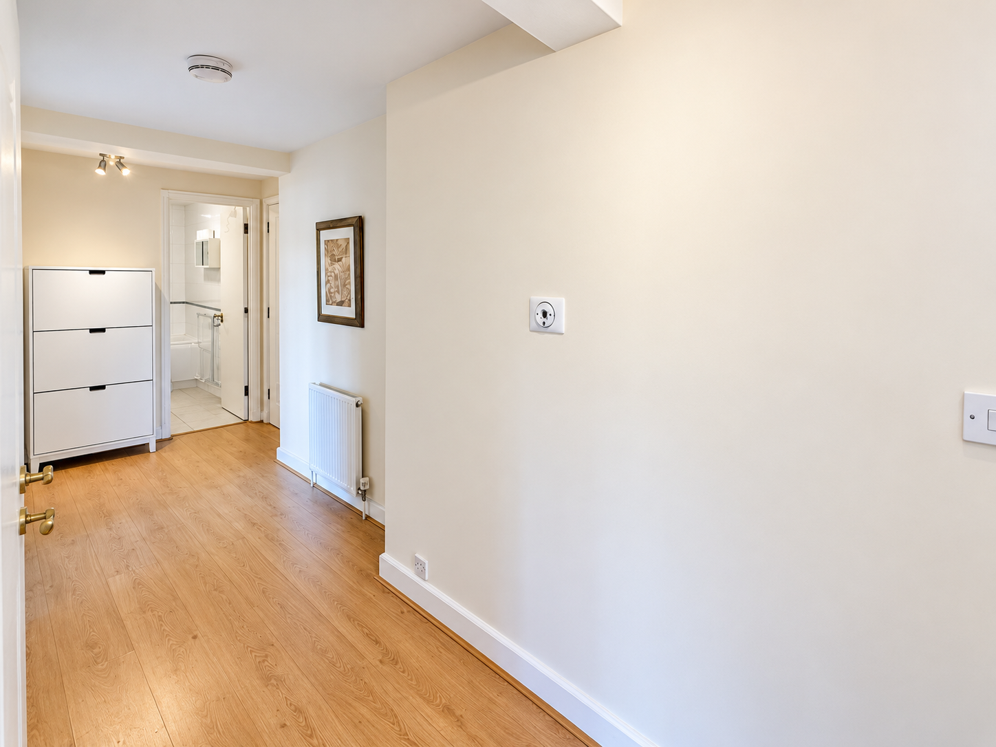 Flat Heathview Court in Greater London