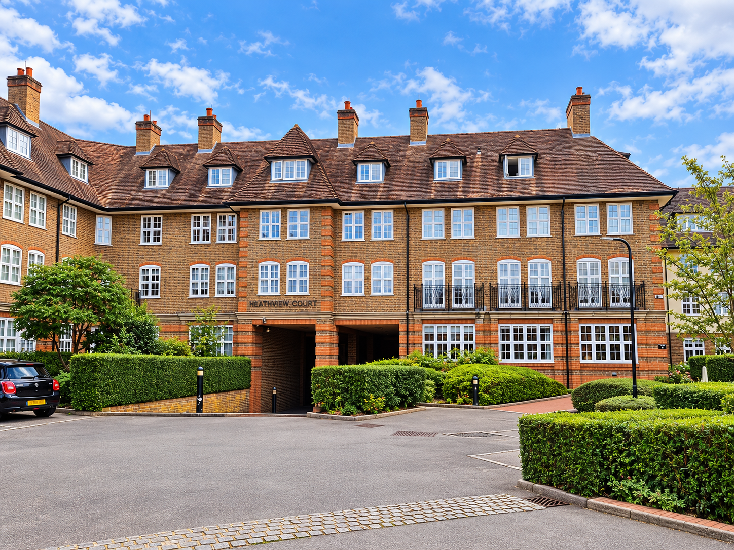Flat Heathview Court in Greater London