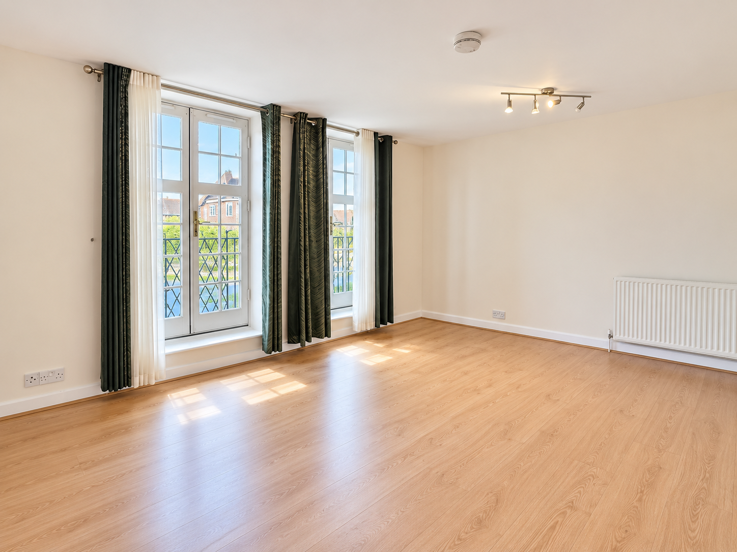 Flat Heathview Court in Greater London