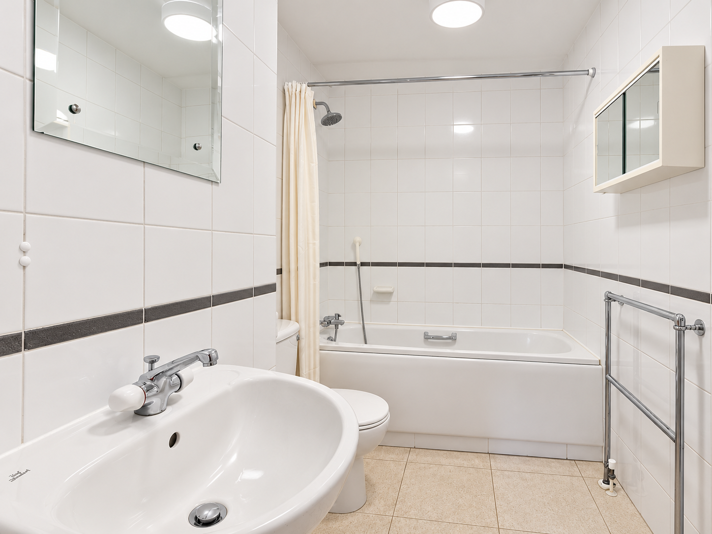 Flat Heathview Court in Greater London