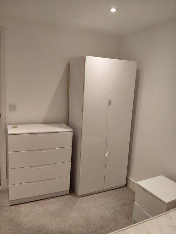 Room High Road in Greater London