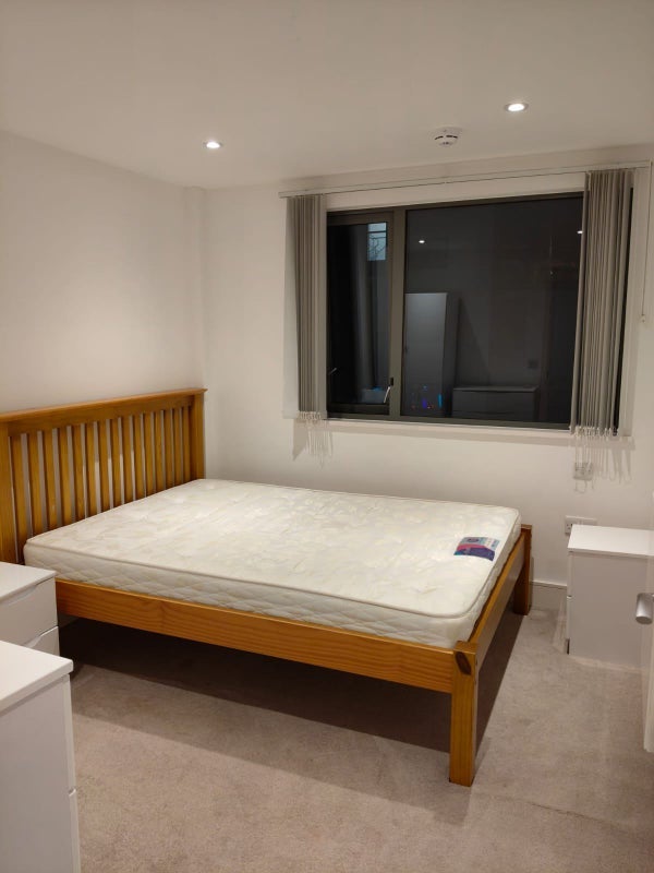 Room High Road in Greater London