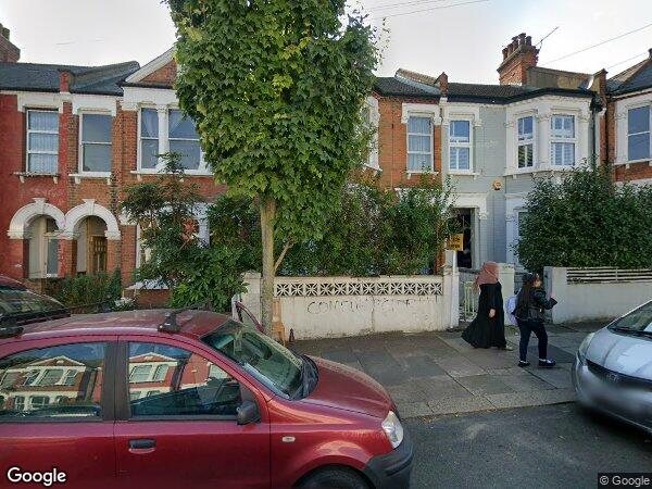 Flat Leghorn Road in Greater London