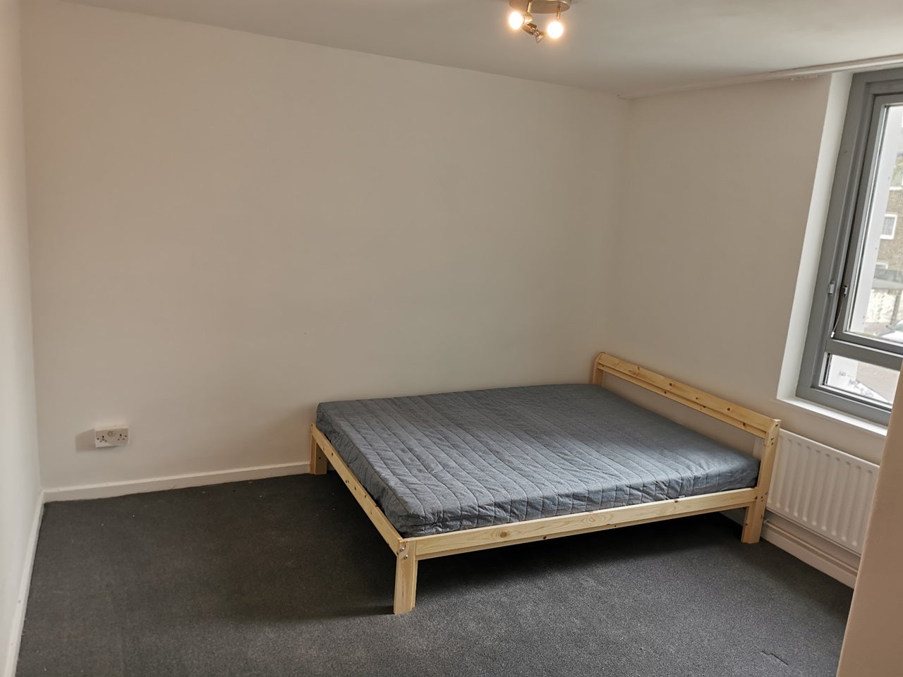 Flat Pelly Road in Greater London
