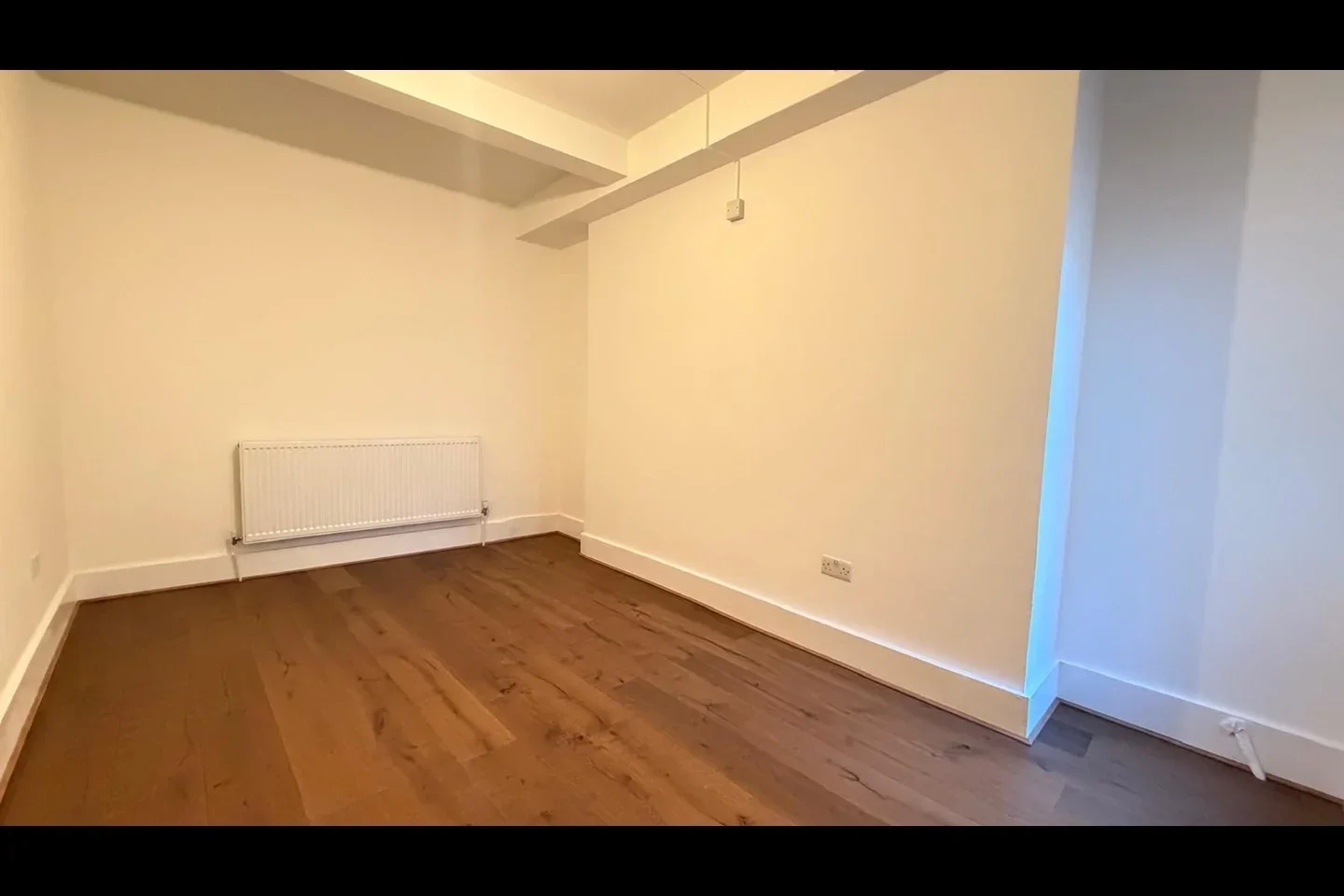 Flat Tooting High Street in Greater London