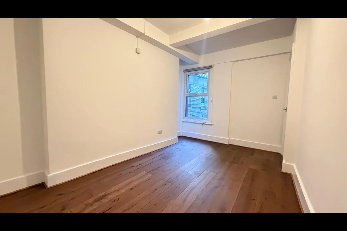 Flat Tooting High Street in Greater London