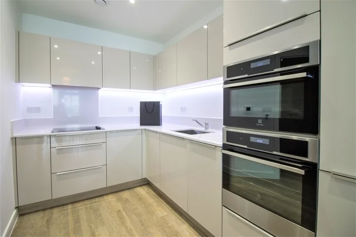 Flat Cable Walk in Greater London