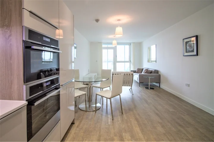 Flat Cable Walk in Greater London