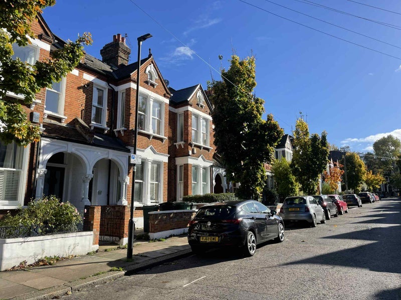 Room Killyon Road in Greater London