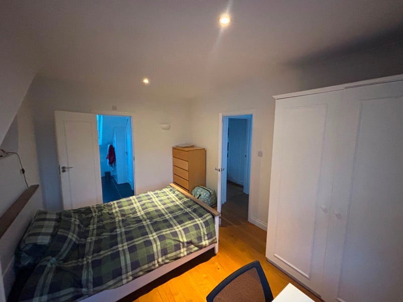 Room Killyon Road in Greater London