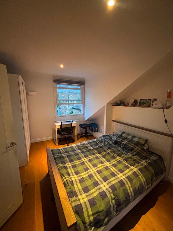 Room Killyon Road in Greater London
