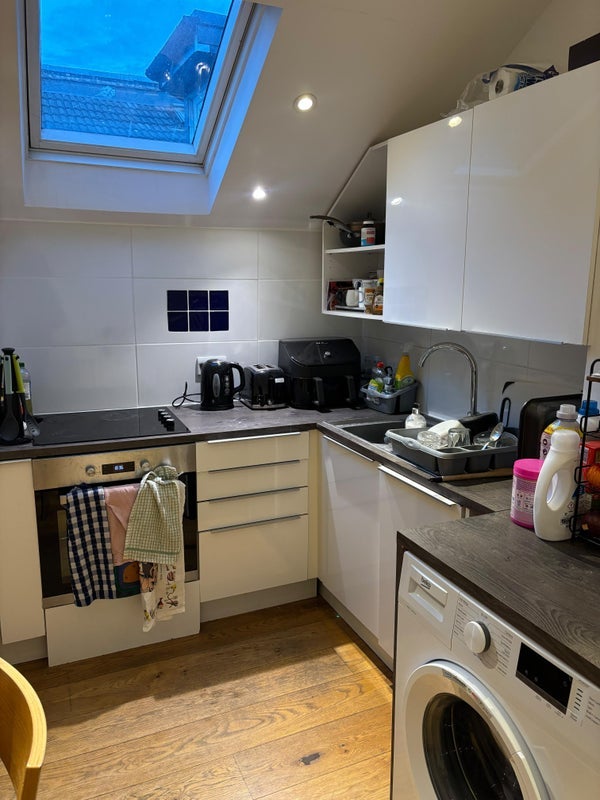 Room Killyon Road in Greater London