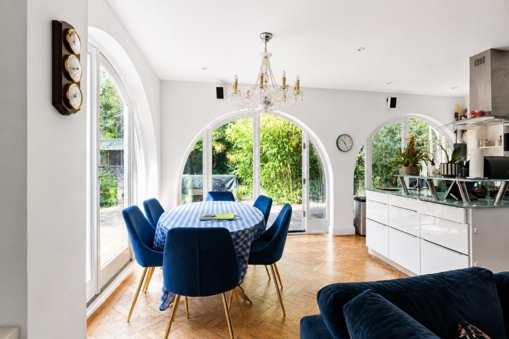 Flat Keswick Road in Greater London