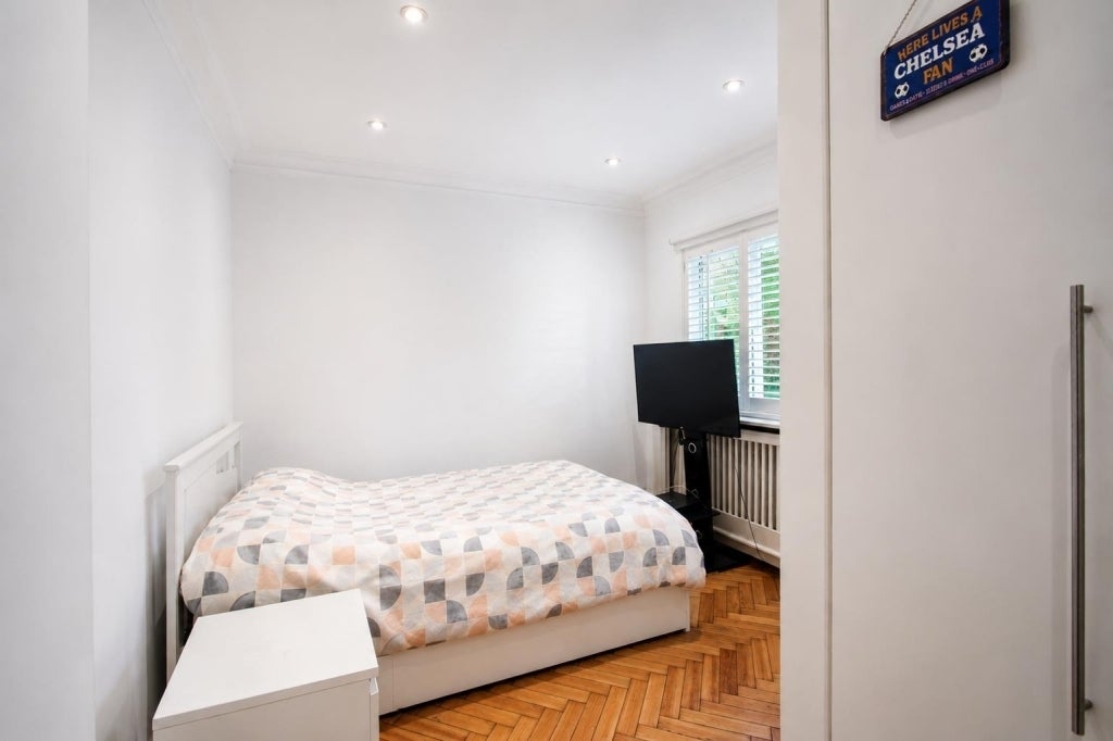 Flat Keswick Road in Greater London