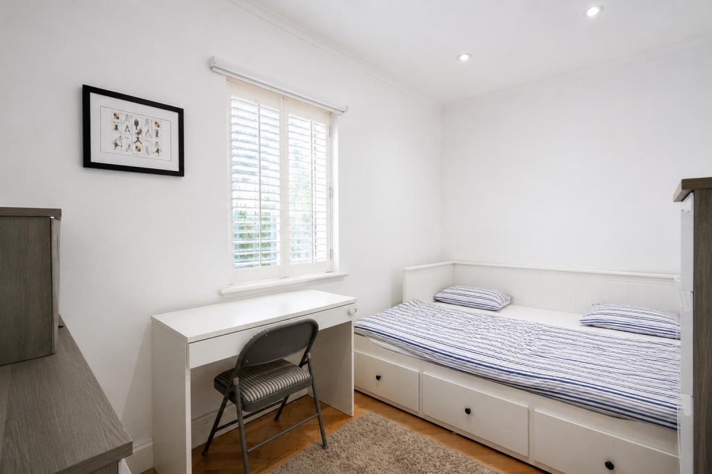 Flat Keswick Road in Greater London