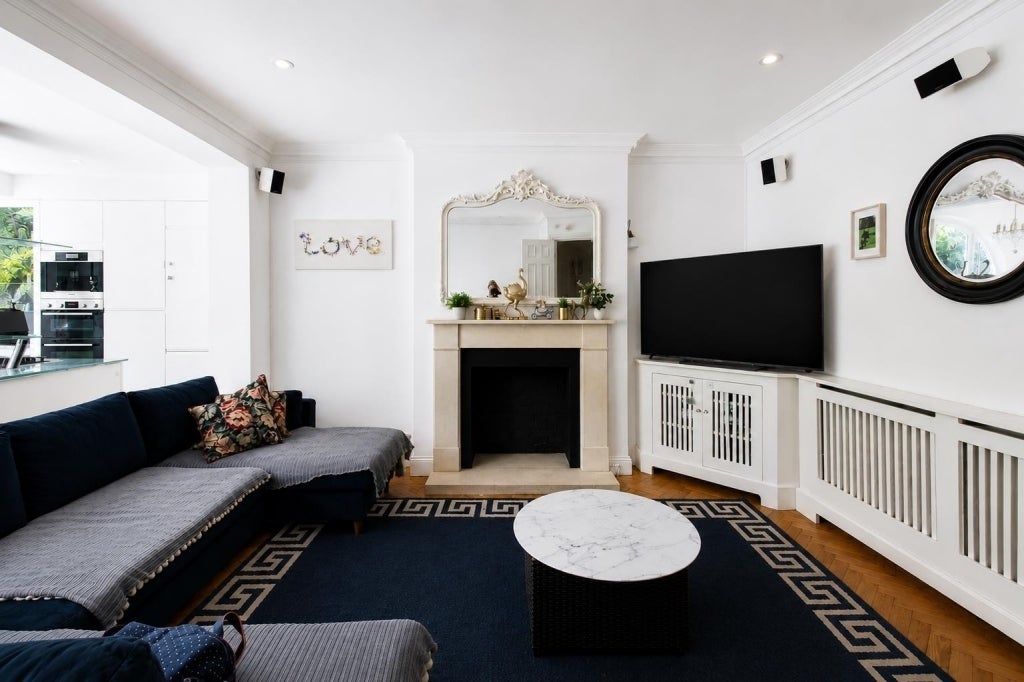 Flat Keswick Road in Greater London