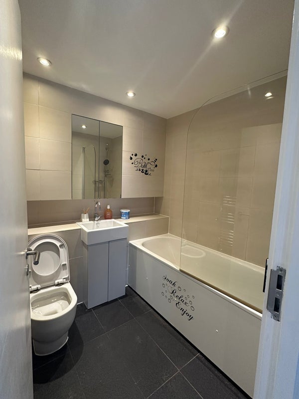 Room Dukes Way in Greater London