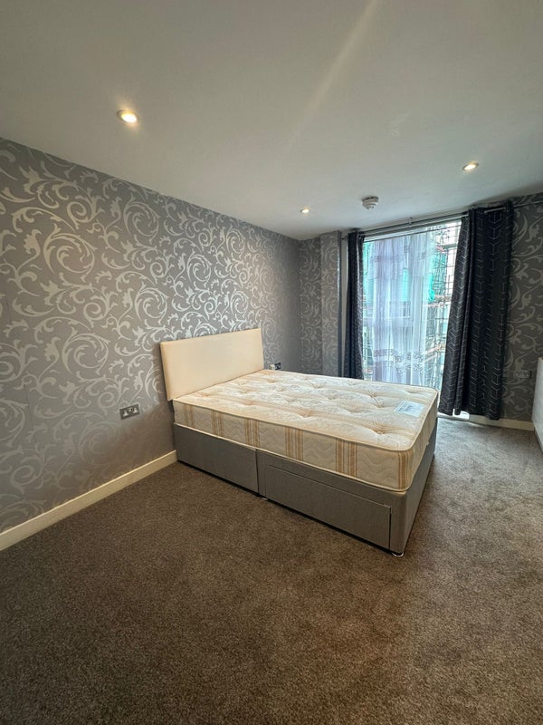 Room Dukes Way in Greater London