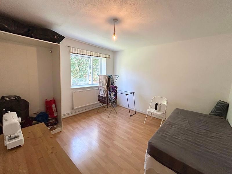 Flat Squires Court in Salford