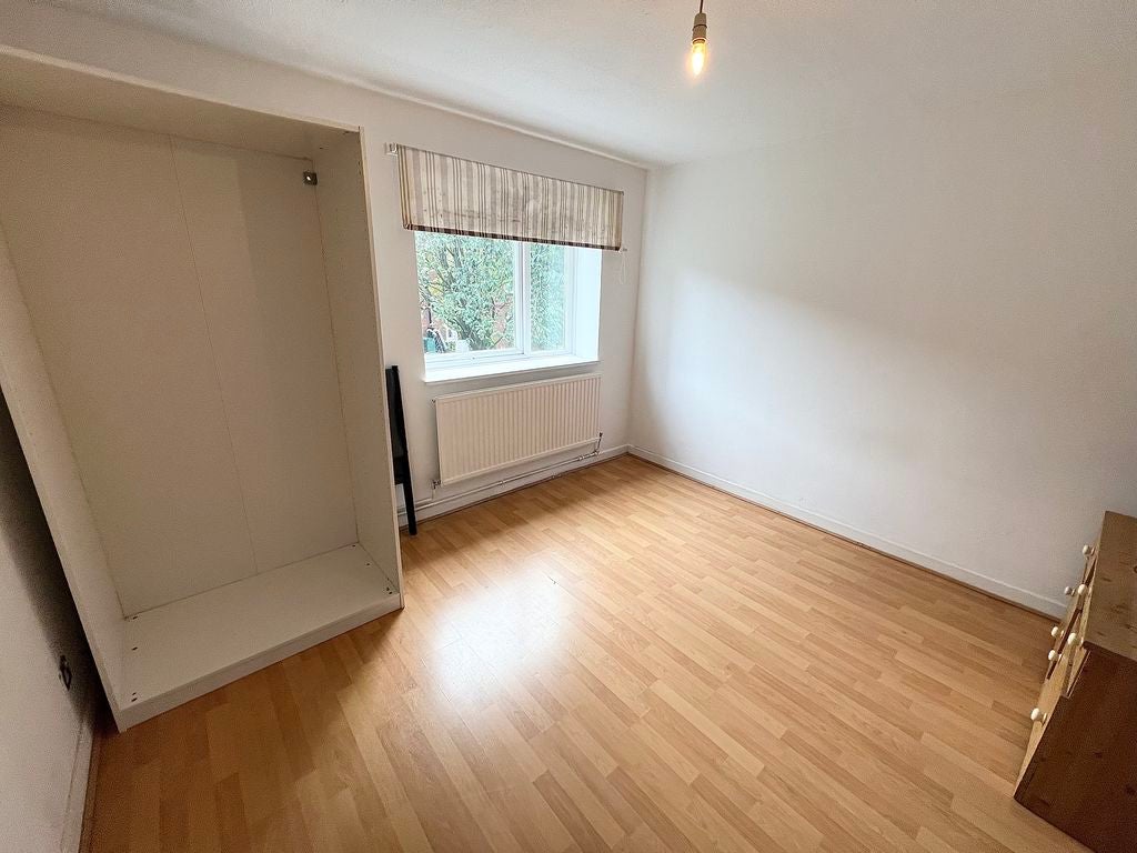 Flat Squires Court in Salford