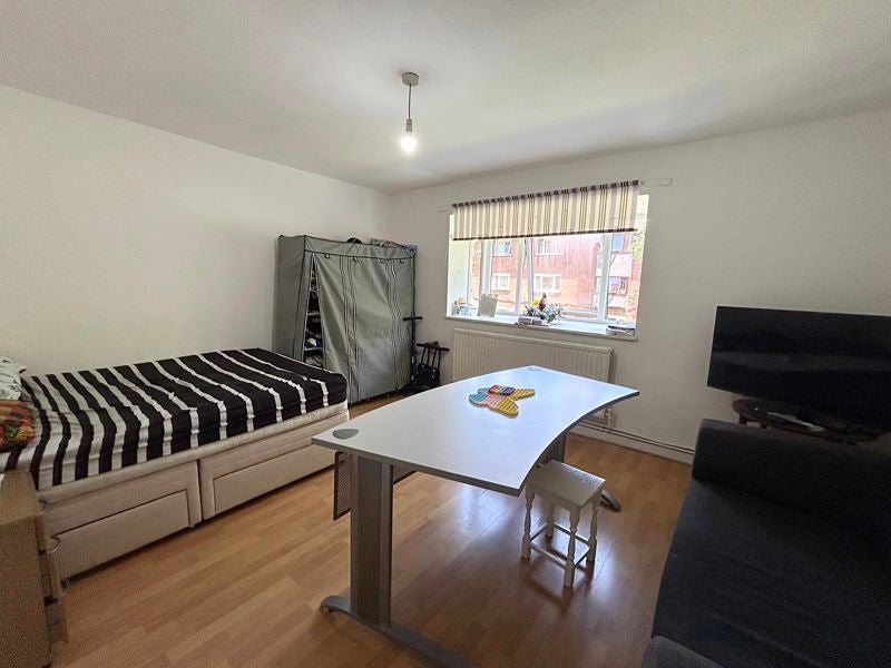 Flat Squires Court in Salford
