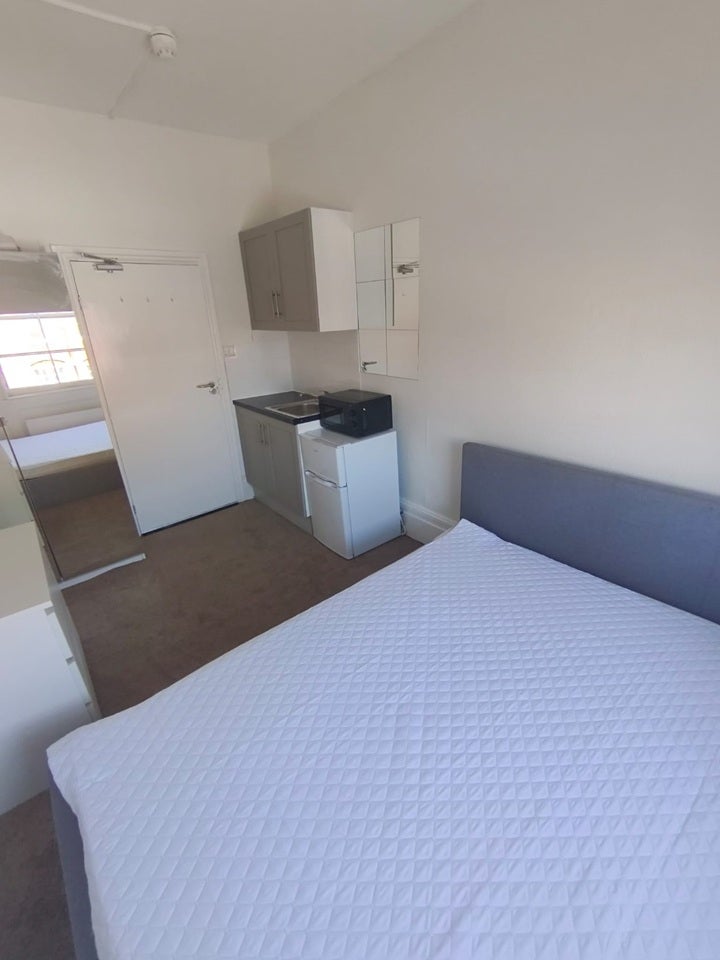 Room Goldhawk Road in Greater London